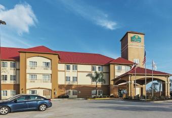 La Quinta Inn & Suites by Wyndham Houston Hobby Airport allows 18 year olds to book a room