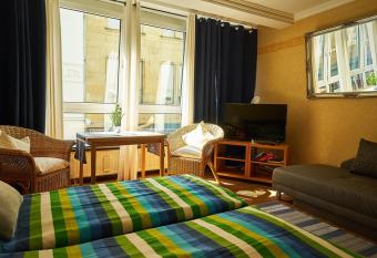 Perfectly Downtown / Mitten im Geschehen allows 18 year olds to book a room