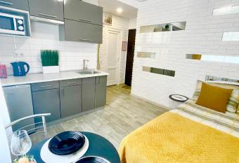 Smart Studio New York 2 allows 18 year olds to book a room