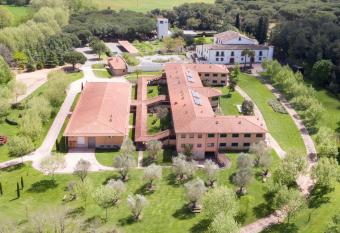 Casa Santa Elena allows 18 year olds to book a room