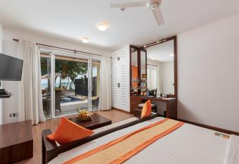 Cocobay Unawatuna has rooms with a private hot tub