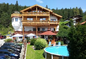 Kr  sbacher Hof has Balcony rooms