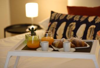 Pyramis Room has rooms with a private hot tub