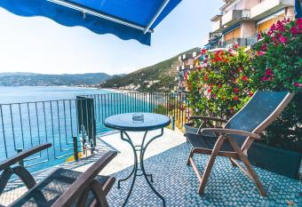 B&B Isola dei Gabbiani allows 18 year olds to book a room