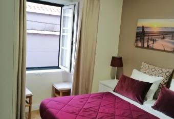 Aliciamar E allows 18 year olds to book a room