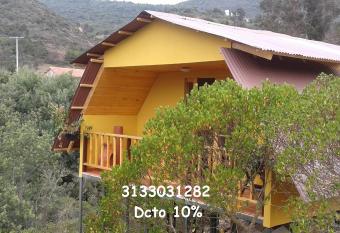 Caba  a Los Llanitos Guatavita allows 18 year olds to book a room