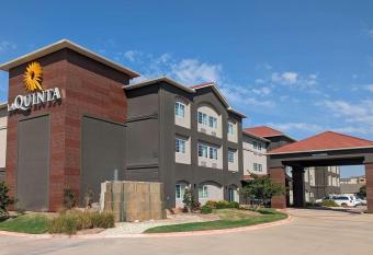 La Quinta Inn & Suites by Wyndham Woodway - Waco South has rooms with a private hot tub