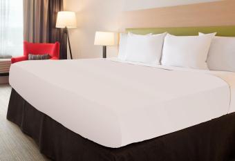 Country Inn & Suites by Radisson, Galena, IL has rooms with a private hot tub