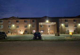 Super 8 by Wyndham Henderson North East Denver allows 18 year olds to book a room