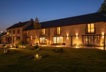 Au Clos du Lac has Balcony rooms