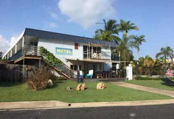 Cardwell Beachfront Motel has Balcony rooms