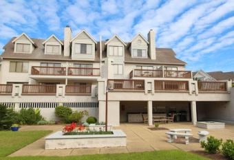 640 Newhaven has Balcony rooms