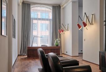 Hotel Monopol has rooms with a private hot tub