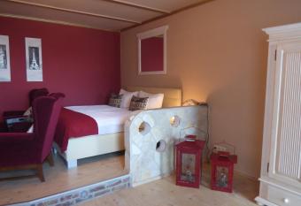 Landhaus  has rooms with a private hot tub