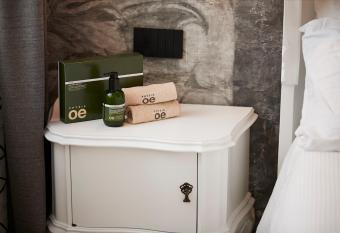 Antica Pusterla Relais de Charme has rooms with a private hot tub