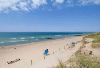 A 2 pas de la plage allows 18 year olds to book a room