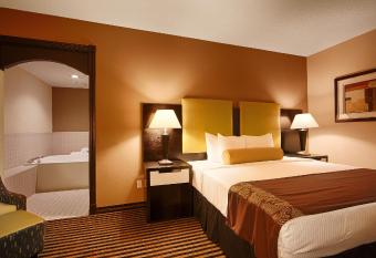 Best Western Plus Searcy Inn has rooms with a private hot tub