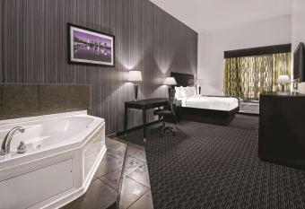 La Quinta Inn & Suites by Wyndham Austin Cedar Park allows 18 year olds to book a room