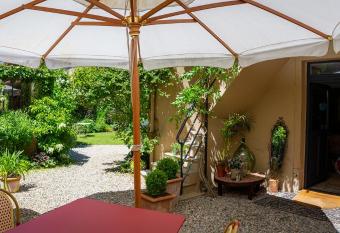 C  t   Jardin, Chambres d   h  tes B&B has Balcony rooms