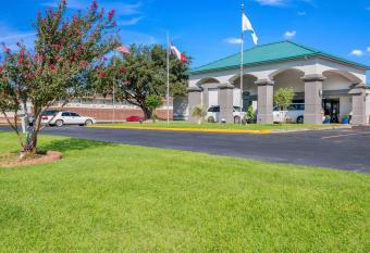 Quality Inn has Smoking rooms