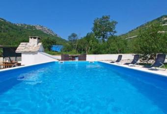 Apartments Bubalo allows 18 year olds to book a room