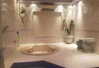 Real Horizonte Hotel Alojamiento allows 18 year olds to book a room