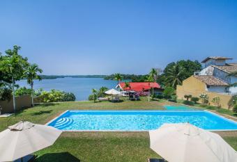 Kalla Bongo Lake Resort has Balcony rooms