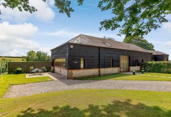 Mulberry Barn Annx - Self Contained Near Winchester allows 18 year olds to book a room