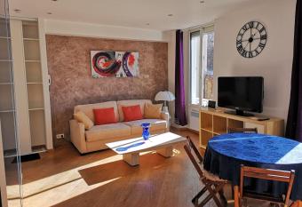 Studio Cannes centre ville 100m des plages allows 18 year olds to book a room