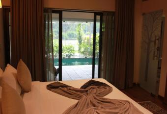 Niraamaya Retreats Samroha Athirappilly has rooms with a private hot tub