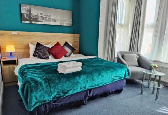 Wellesley Hotel allows 18 year olds to book a room