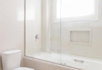 Ara  atuba Plaza Hotel has rooms with a private hot tub