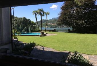 Morcote Cottage has Balcony rooms