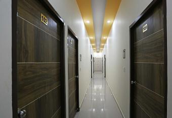 OYO 28867 Hotel Lakeview allows 18 year olds to book a room