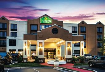 La Quinta Inn & Suites by Wyndham Newark - Elkton has Balcony rooms