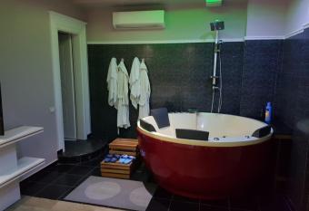 Hotel Kresko has rooms with a private hot tub