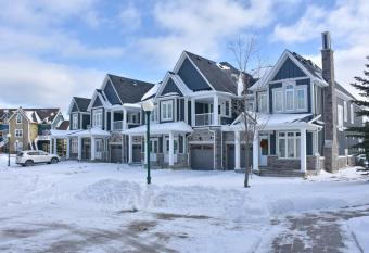 New Blue Mountain Village Snowbridge Executive Townhome Sleeps 10 with Outdoor Pool and Shuttle has rooms with a private hot tub