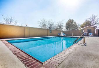 La Quinta Inn & Suites by Wyndham Kyle Austin South allows 18 year olds to book a room