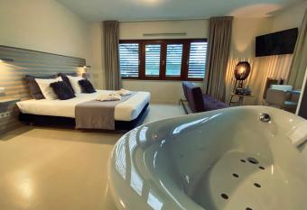 Boshotel Overberg allows 18 year olds to book a room