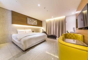 Guwol Hotel allows 18 year olds to book a room