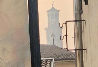 LA PETITE MAISON allows 18 year olds to book a room