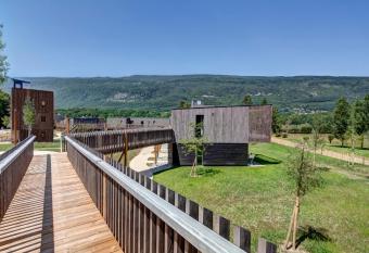 Vacanc  ole - Le Village des Oiseaux allows 18 year olds to book a room