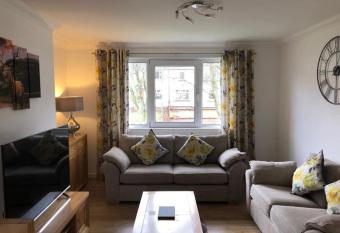 12 Lochiel Road has Balcony rooms