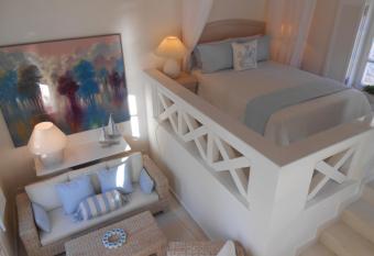 HydraVista (Coral) allows 18 year olds to book a room