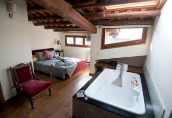 L Argolla Hotel-Pizzeria has rooms with a private hot tub