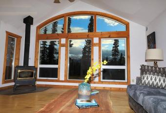 3 Bedroom Home with Amazing Views 11 mi from Denali has Balcony rooms