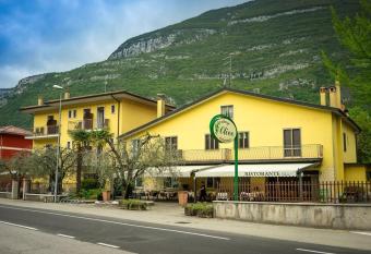 Albergo Olivo has Balcony rooms