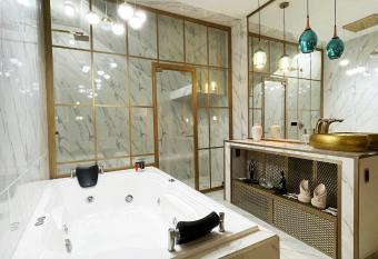 Hotel Lleras Park Concept has rooms with a private hot tub