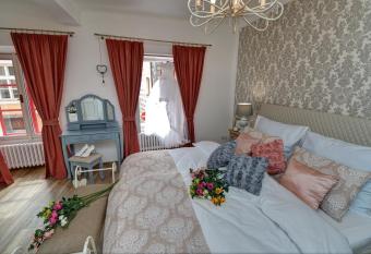 K  i    anka - kouzeln   apartm  ny allows 18 year olds to book a room