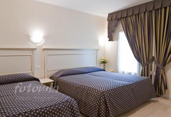 Hotel Ai Dogi has rooms with a private hot tub